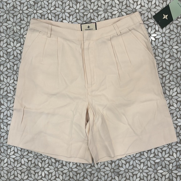 Tuckernuck Pants - Women's‎ Tuckernuck Pleated Felix Shorts in Crudo (Cream), Size 2